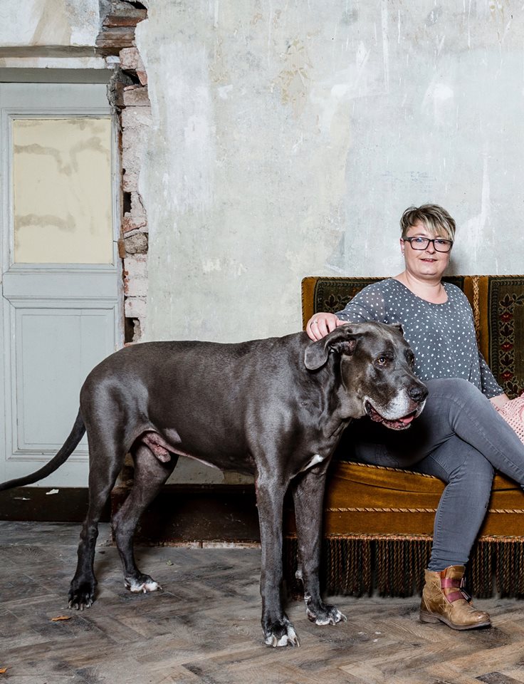 Frau mit Dogge